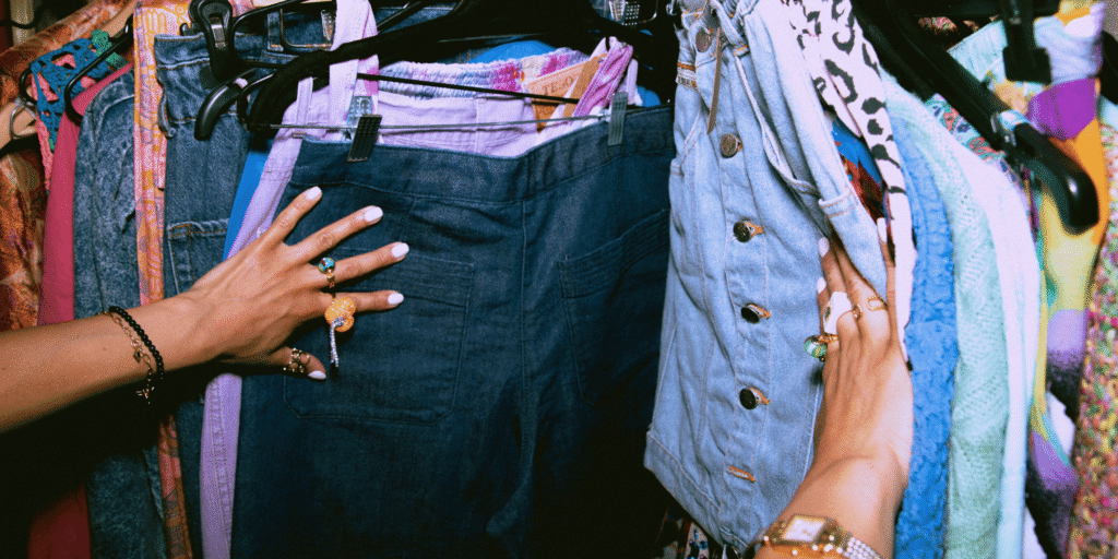 Lebih Baik Toko Thrift Second Branded atau Fast Fashion? Simak Perbandingannya!