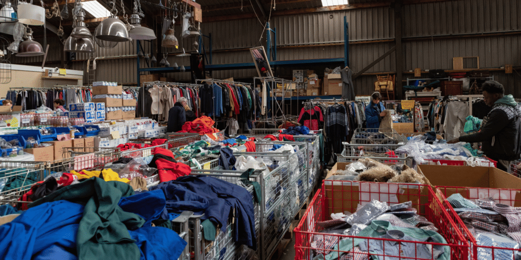 Lebih Baik Toko Thrift Second Branded atau Fast Fashion? Simak Perbandingannya!