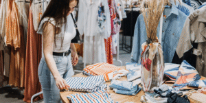 Lebih Baik Toko Thrift Second Branded atau Fast Fashion? Simak Perbandingannya!
